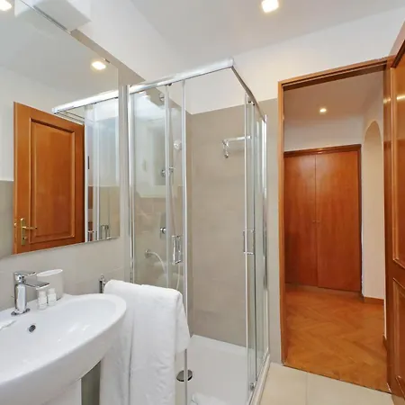Ych-comfortable 2 Bedrooms Flat Near Colosseum شقة روما