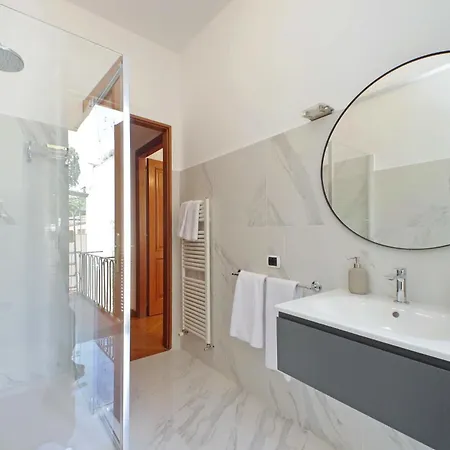 Ych-comfortable 2 Bedrooms Flat Near Colosseum شقة روما